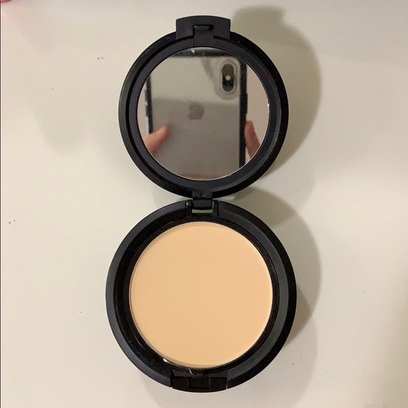 FS cosmetics face powder shade silk - Picture 2 of 3